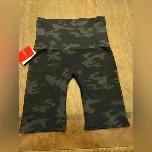 NWT SPANX Look at Me Now Bike Short Size S - Picture 1 of 6